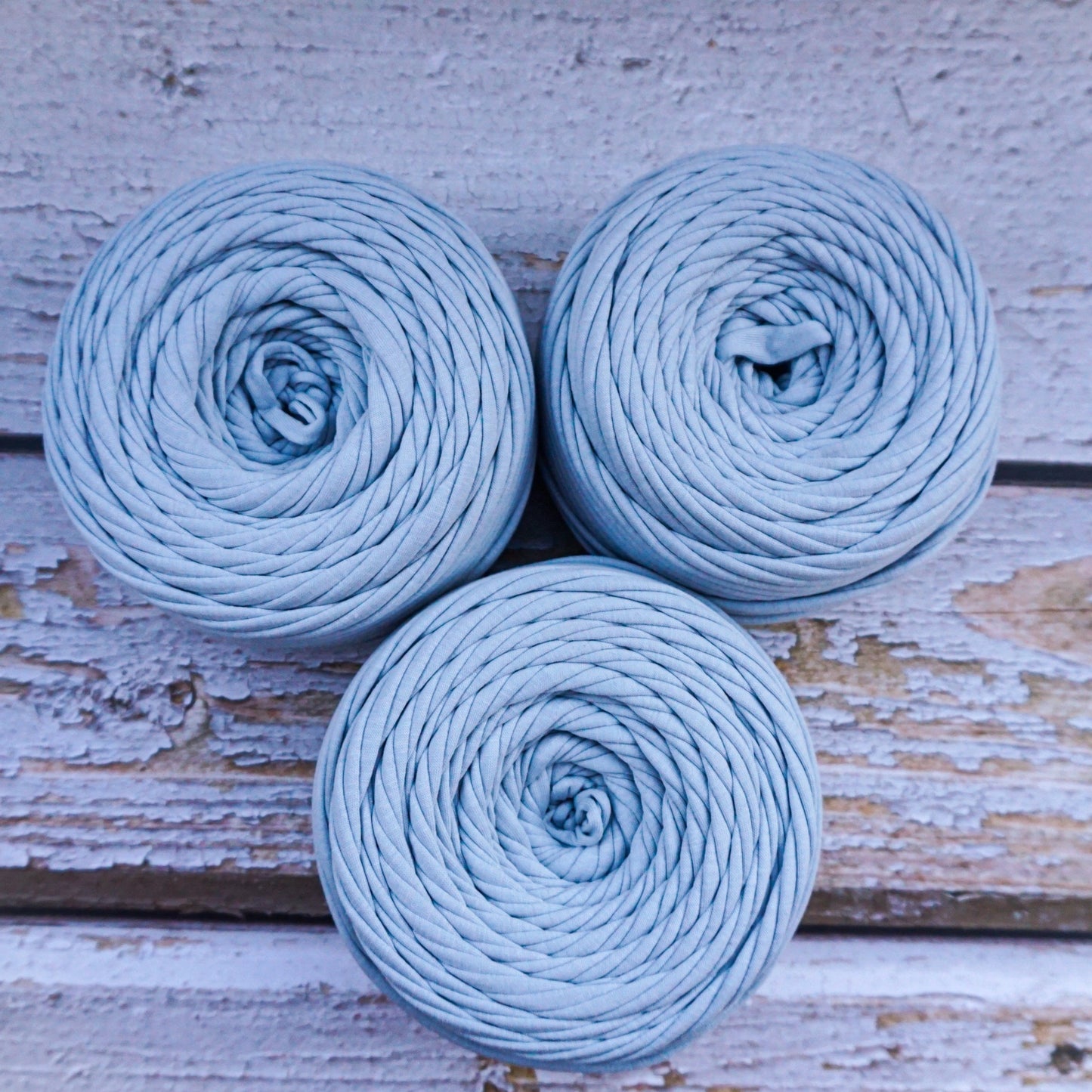 T-shirt yarn for crocheting baskets, bags, rugs and home decor. Bulky Yarn Silver blue
